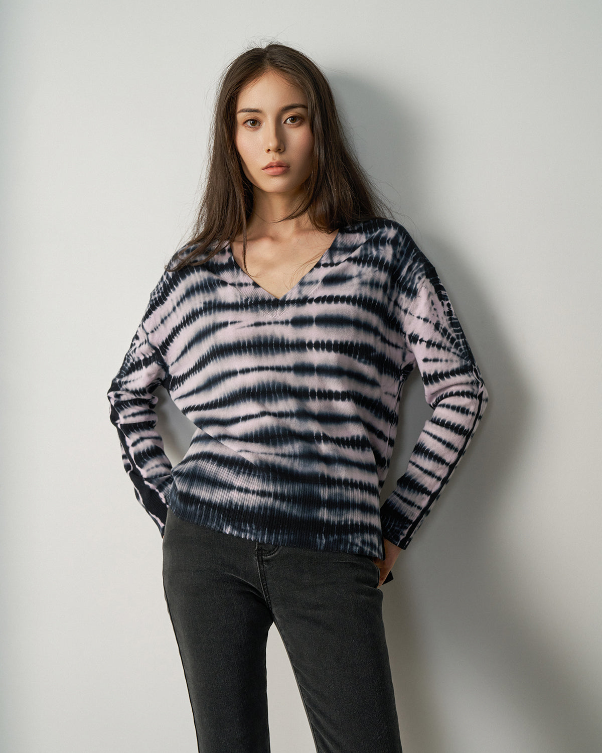 N.2104D LONG LINE DYE V-NECK