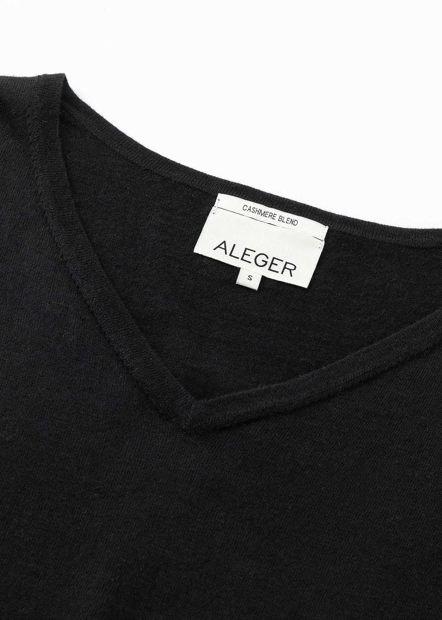 N.2103 CLASSIC V-NECK