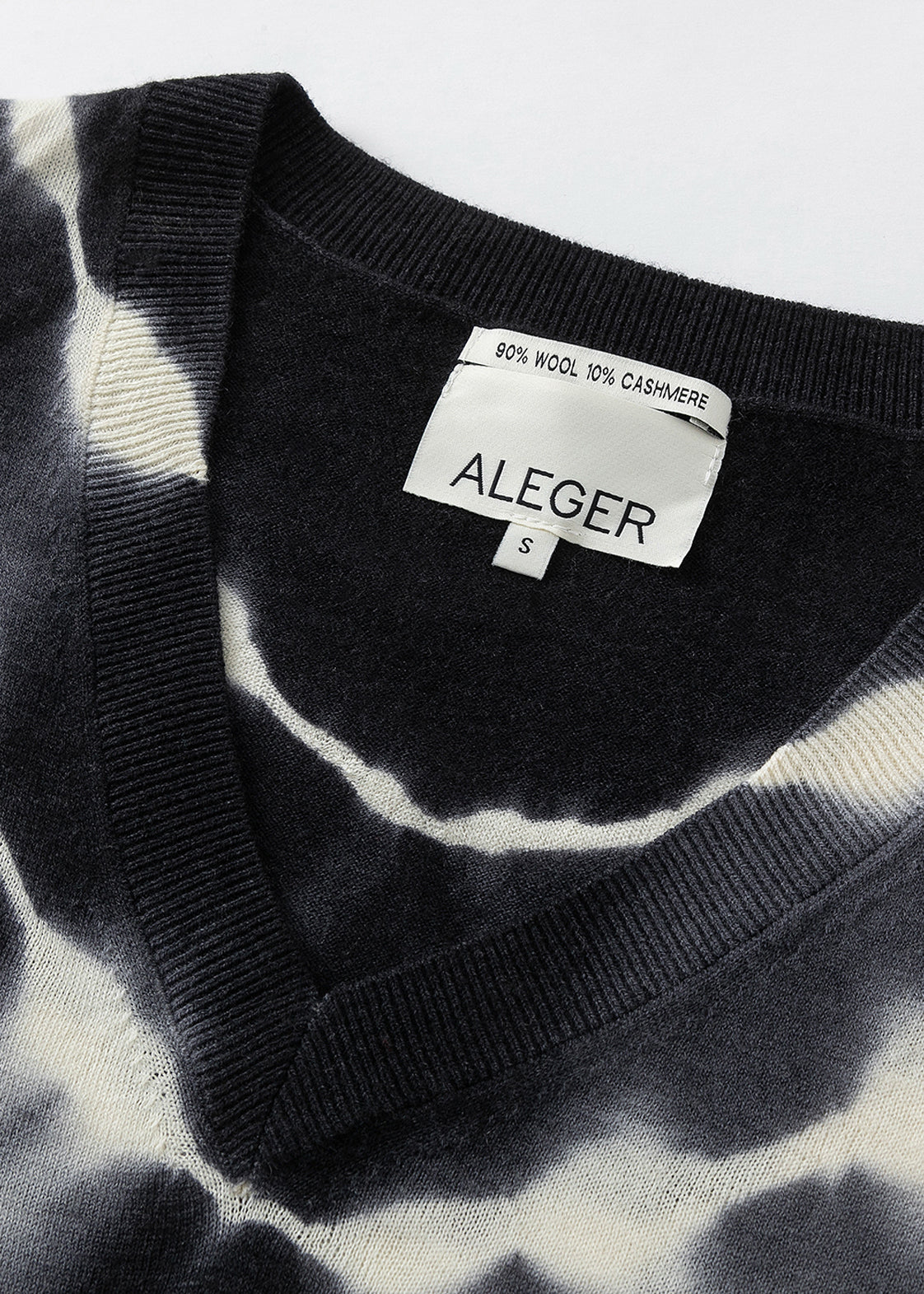 N.2119D FINE KNIT SUMMER DYE V-NECK