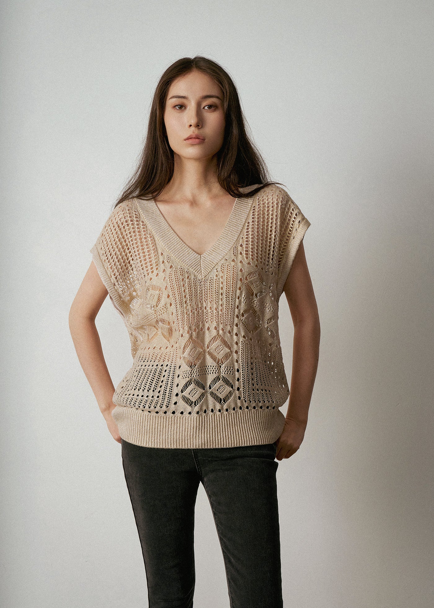 N.263 TOP EN MAILLE OUVERTE À COL EN V EN FEUILLE D'OR - FEUILLE D'OR