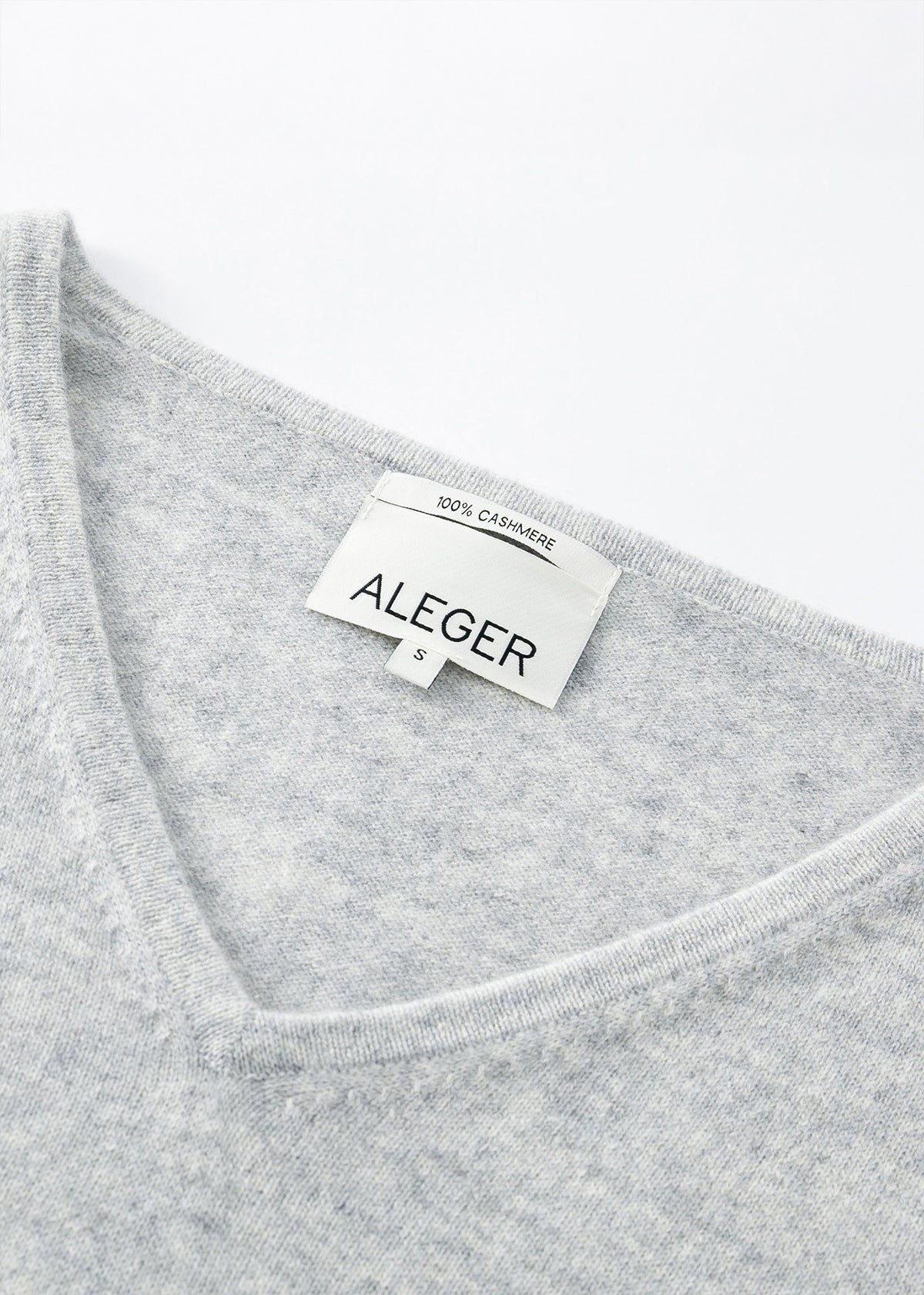N.29 CASHMERE CLASSIC V NECK