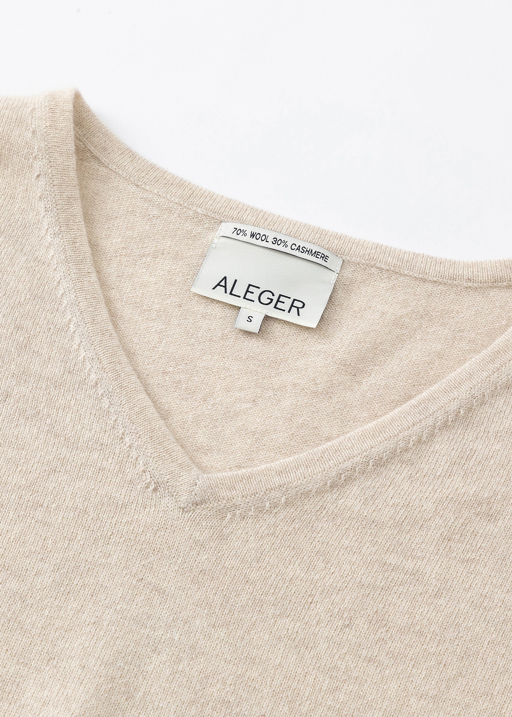 N.29 CASHMERE CLASSIC V NECK