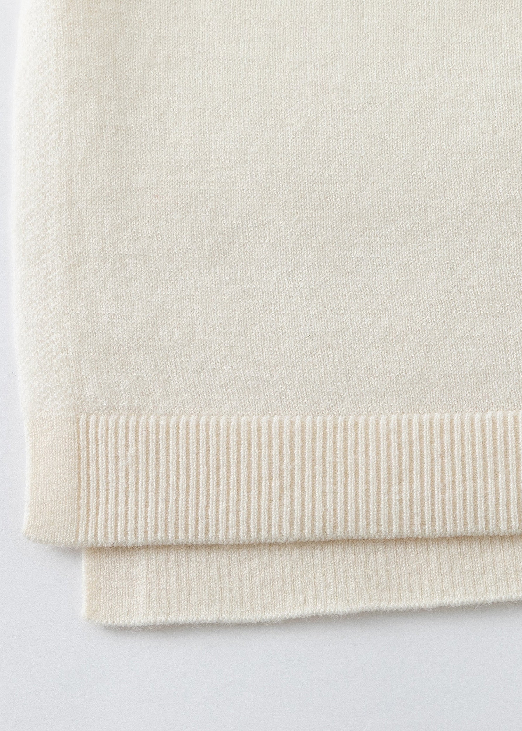 N.69 LOW V NECK FINE KNIT SWEATER