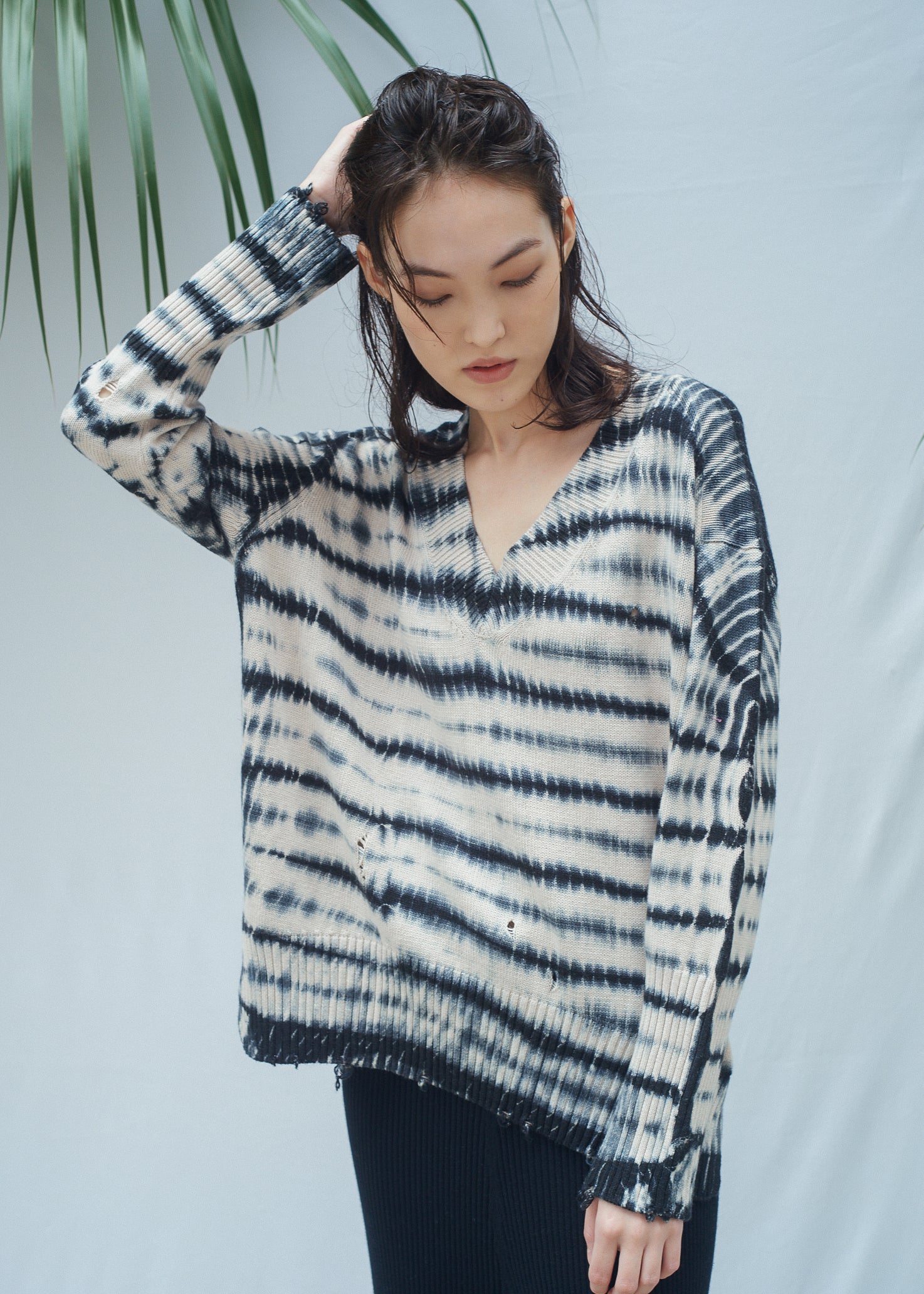 N.92 ZEBRA DYE DISTRESSED OVERSIZED V NECK