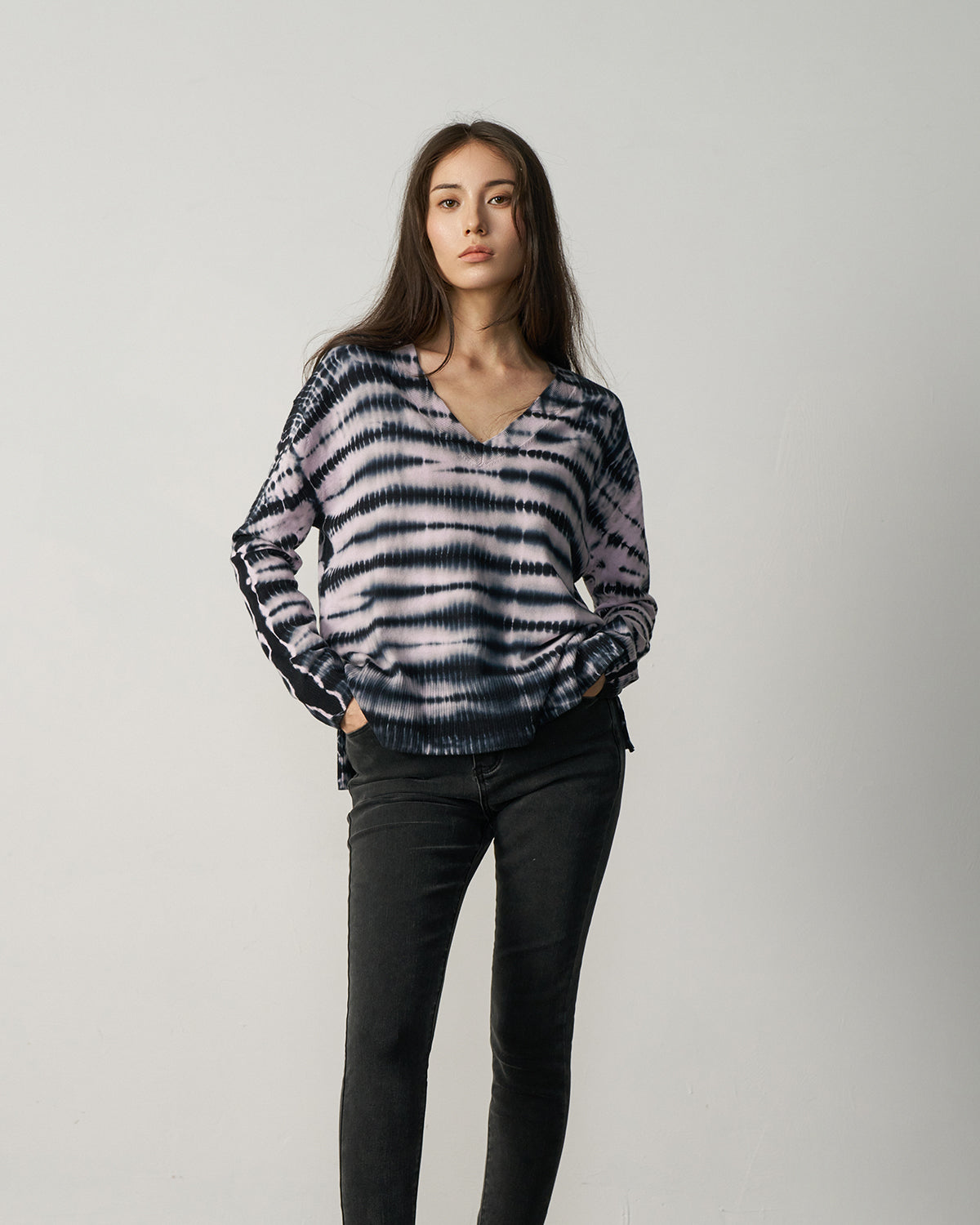 N.2104D LONG LINE DYE V-NECK