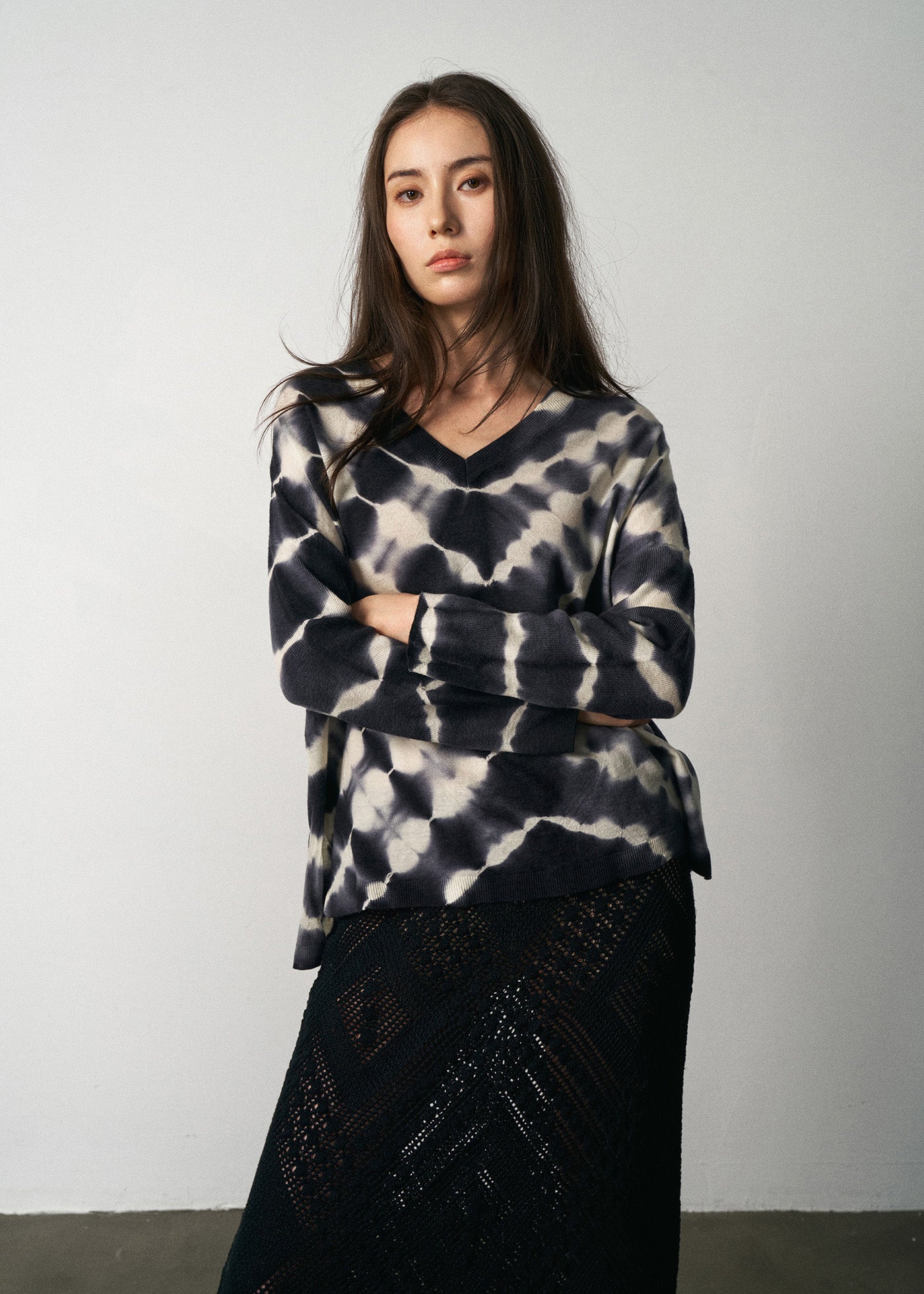 N.2119D CASHMERE BLEND SUMMER V-NECK: WHITE LINES