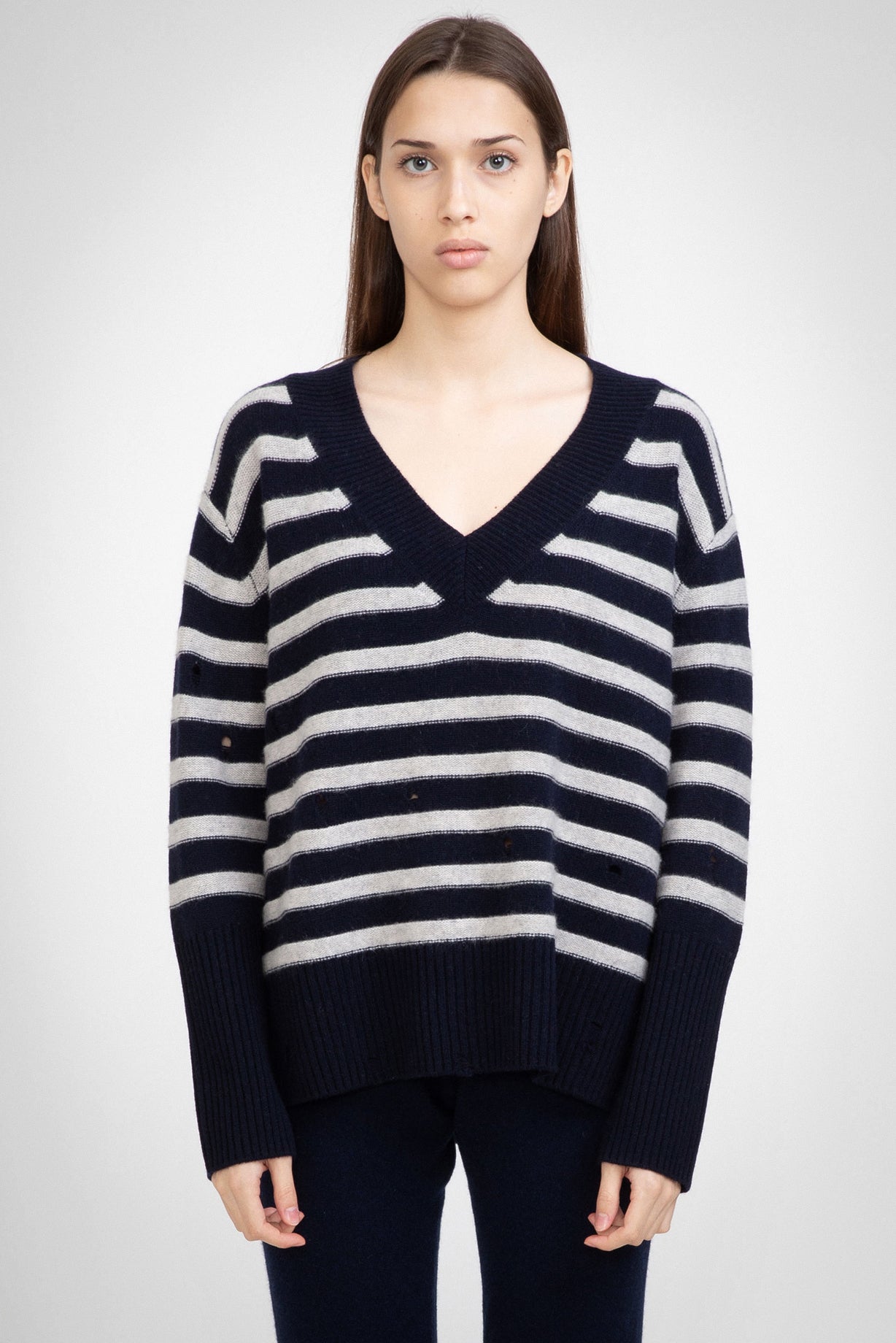 N.120 CASHMERE BLEND STRIPED DEEP HEM V NECK - POLAR GREY/NAVY