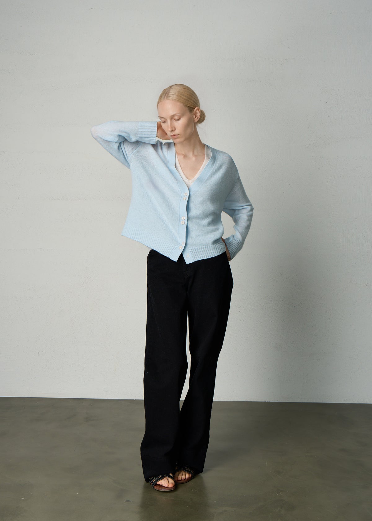 394 FEATHERWEIGHT CASHMERE CARDI WBL