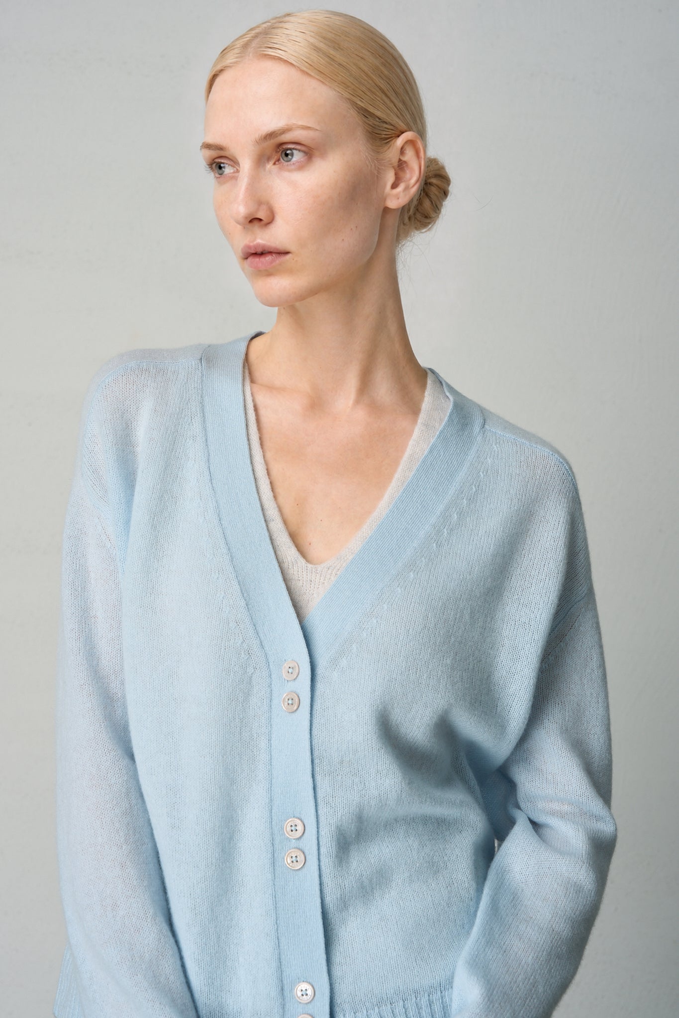 394 FEATHERWEIGHT CASHMERE CARDI WBL