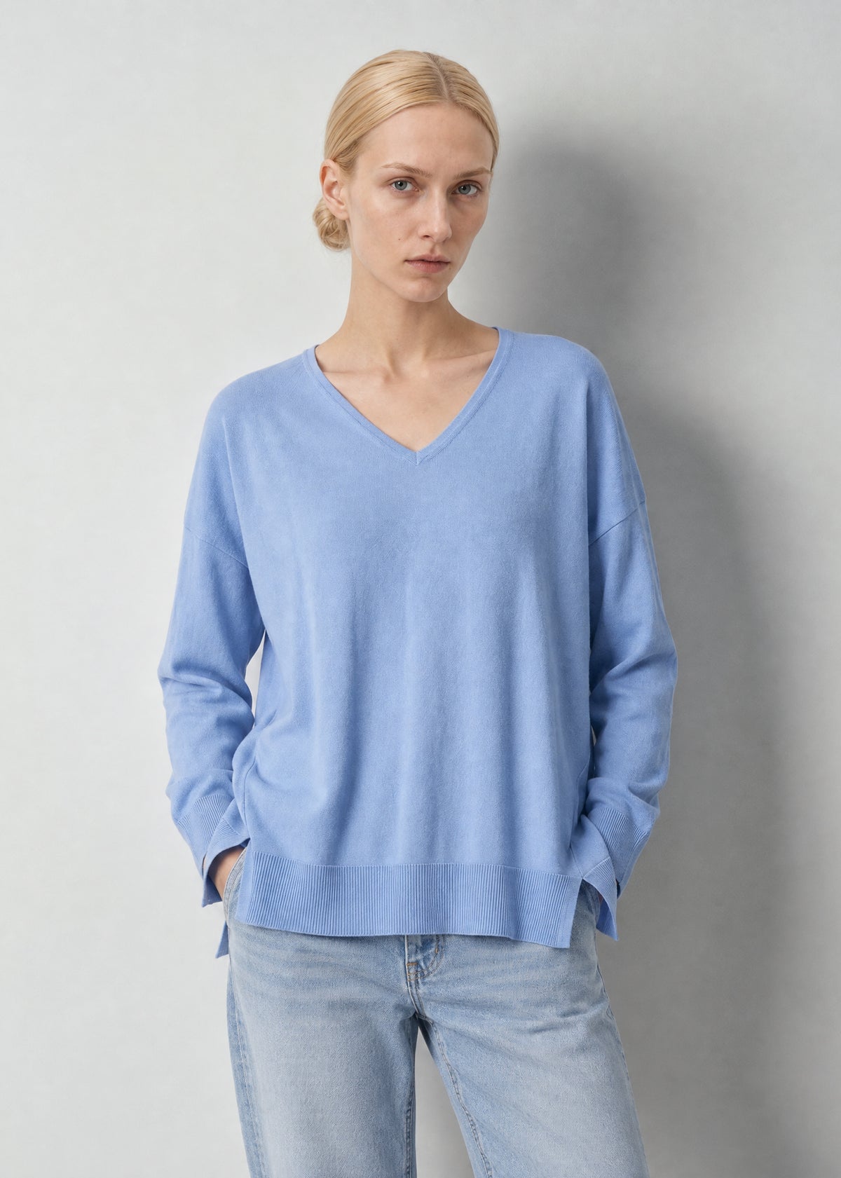 N.2403 CLASSIC V-NECK